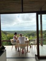 Ein Mann und eine Frau, die an einem Tisch auf einem Balkon sitzen in der Unterkunft Fazenda 101 in Ilhéus