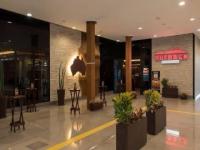 Een lobby van een winkelcentrum met potplanten. bij Complexo DF PLAZA Shopping - Stay in Brasilia's best complex in Brasilia
