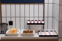 长沙ChangSha OKDAY Hotel HuangHua Airport的厨房柜台上放着三盘糕点。