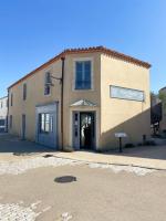 La Chaize-GiraudにあるMaison Madoの正面に看板がある建物