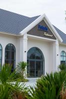 een gebouw uit de jaren veertig met een uithangbord erop bij Polaris Resort & Spa in Xóm Tram