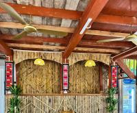un ristorante con pareti e soffitto in bambù con ventilatori di Coconut Minh Tho Homestay a Mai Châu