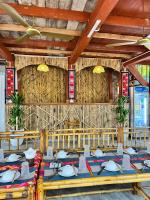 un ristorante con tavoli e sedie in una stanza di Coconut Minh Tho Homestay a Mai Châu