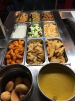 卡那封Carnarvon Gateway Motel的摆满各种食物的自助餐和一碗汤