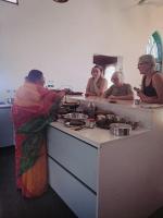 Un groupe de femmes dans une cuisine préparant la nourriture dans l'établissement Aangan Boutique Homestay With Art Center in Courtyard House, à Udaipur