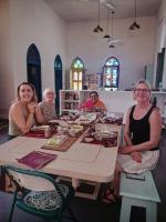 Un groupe de femmes assises autour d'une table dans l'établissement Aangan Boutique Homestay With Art Center in Courtyard House, à Udaipur