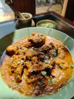 une assiette de nourriture assise sur une table dans l'établissement Aangan Boutique Homestay With Art Center in Courtyard House, à Udaipur