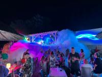 Eine Gruppe von Menschen auf einer Eisparty bei Nacht in der Unterkunft Les hebergements Insolites in Taradeau