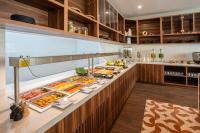 een buffet met veel verschillende soorten eten bij Hyatt Place Merida/ Via Montejo in Mérida