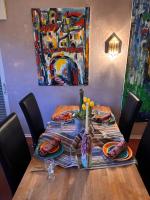 einen Tisch mit Essen und ein Gemälde an der Wand in der Unterkunft Hotel Haus Niggemann in Hattingen