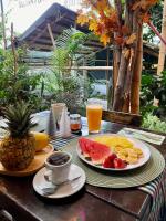 una mesa con una bandeja de fruta y una taza de café en Casa Santa Rosa Garden, en Santa Rosa de Cabal