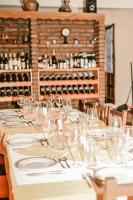 ロス・オルミージョスにあるAlta Montaña Hosteria&Apartのグラスや皿、ワインボトルが置かれた長いテーブル