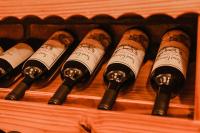 ロス・オルミージョスにあるAlta Montaña Hosteria&Apartの木箱のワイン一本