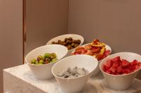 un grupo de cuencos de fruta en un mostrador en ELong Hotel 艺 龙 酒 店 - Guilin Elephant Trunk Hill Scenic Area Two Rivers and Four Lakes Branch, en Guilin