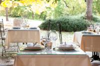 una mesa con platos y vasos encima en Mirabó de Valldemossa, en Valldemossa