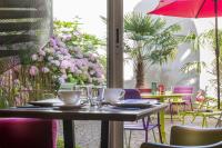 Hotel Acanthe - Boulogne Billancourtにある庭