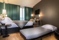 Hotel Acanthe - Boulogne Billancourtにあるベッド