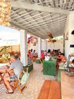 een groep mensen die aan tafels in een restaurant zitten bij CACTUS CLUB - Hotel, Wellness Center & Spa in São Miguel do Gostoso