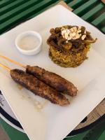 een bord met eten, bestaande uit twee worstjes en een gebakje bij CACTUS CLUB - Hotel, Wellness Center & Spa in São Miguel do Gostoso