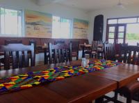 een eetkamer met een tafel bedekt met een kleurrijk tafelkleed bij Luxury 2BR Apartments in Kisumu