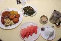 Una mesa con tres platos de comida encima. en Haveton Hotel and Apartments, en Mtwapa