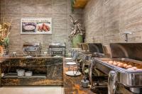 uma cozinha com um balcão com um monte de comida em King Maker Grand Hotel-At the Gate of Tianmen Peak Cableway em Zhangjiajie