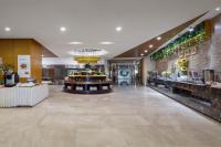 um átrio de um restaurante com aasteryasteryasteryasteryasteryasteryasteryasteryasterestostery em King Maker Grand Hotel-At the Gate of Tianmen Peak Cableway em Zhangjiajie