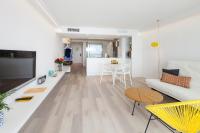 TV a/nebo společenská místnost v ubytování Sud Ibiza Suites