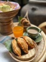 een bord met gebak op tafel bij Kad Sala Homestay in Ban Nong Wai