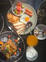 een tafel met een bord met ontbijtproducten bij Kad Sala Homestay in Ban Nong Wai