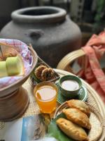 een tafel met een bord eten en een kom melk bij Kad Sala Homestay in Ban Nong Wai