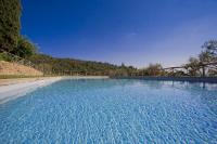 Bazén v ubytovaní Tenuta Angelici Winery Agriturismo Henni with pool sauna and jacuzzi Cortona alebo v jeho blízkosti