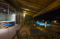 Bazén v ubytovaní Tenuta Angelici Winery Agriturismo Henni with pool sauna and jacuzzi Cortona alebo v jeho blízkosti