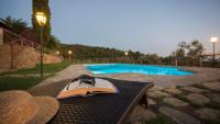 Bazén v ubytovaní Tenuta Angelici Winery Agriturismo Henni with pool sauna and jacuzzi Cortona alebo v jeho blízkosti