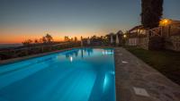 Bazén v ubytovaní Tenuta Angelici Winery Agriturismo Henni with pool sauna and jacuzzi Cortona alebo v jeho blízkosti
