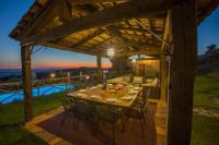 Bazén v ubytovaní Tenuta Angelici Winery Agriturismo Henni with pool sauna and jacuzzi Cortona alebo v jeho blízkosti