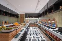 HaihuiにあるGuanyun Manxin Mansion, Guling, Lushanのボウルと皿のビュッフェ