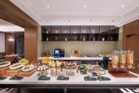 HaihuiにあるGuanyun Manxin Mansion, Guling, Lushanのテーブルの上にさまざまな種類の食べ物が並んだビュッフェ