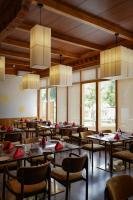 Un comedor con mesas y sillas y ventanas. en Highland Glamping Luxury Dome tent, en Paro