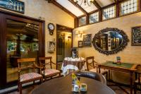 a restaurant with tables and chairs and a mirror at Teclados Hotel in Santiago