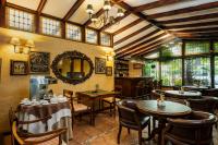a restaurant with tables and chairs and a mirror at Teclados Hotel in Santiago
