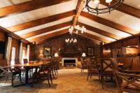 南派恩斯Pine Needles Lodge的有桌椅和壁炉的餐厅