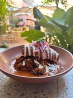 een bord eten op een tafel bij Hotel Libertad 1416 in Guadalajara