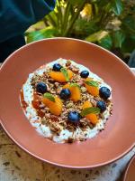 een dessert met fruit en noten in een roze kom bij Hotel Libertad 1416 in Guadalajara