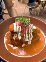 een bord met vlees en saus erop bij Hotel Libertad 1416 in Guadalajara