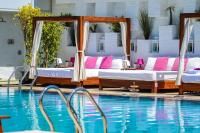 Bazén v ubytování Sun City Hotel - The Gabriel nebo v jeho okolí