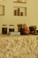 einer Theke mit Schalen mit Früchten und anderen Gegenständen darauf in der Unterkunft Isla Clara Hotel in San Francisco