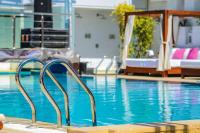 Bazén v ubytování Sun City Hotel - The Gabriel nebo v jeho okolí