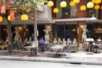 un restaurant avec des tables et des chaises devant un bâtiment dans l'établissement Taradii Boutique -Villa Cha-Cha Khoasan Rambuttri, à Bangkok