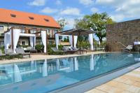 Bazén v ubytování Resort Čapí Hnízdo nebo v jeho okolí